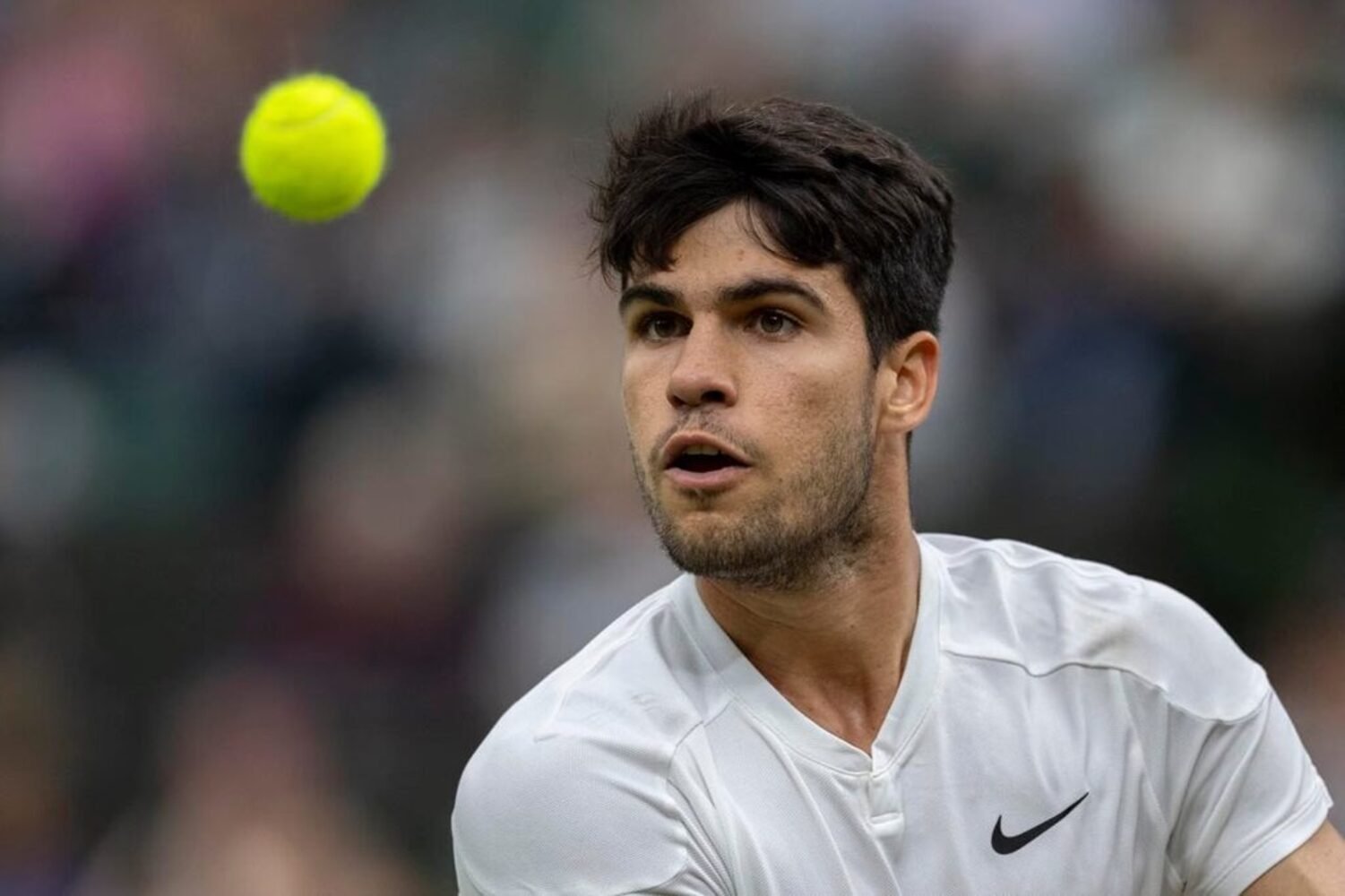 Carlos Alcaraz Conquista Virada Impressionante e Avança para a Final de Wimbledon